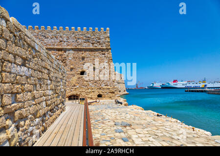 Heraklion, Kreta, Griechenland. Jun 22, 2019. Blick von der Festung Heraklion Hafen mit Fähren. Stockfoto