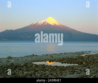 Vulkan Reflexion, Vicente Perez Rosales National Park, Chile, Südamerika Anden Llanquihue See. Stockfoto