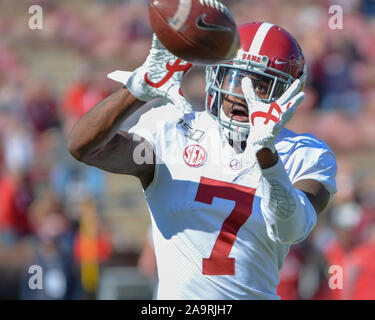 November 16, 2019: Alabama Defensive zurück, trevon Diggs (7), in der Tätigkeit während der NCAA Football Spiel zwischen der Alabama Crimson Tide und der Mississippi State Bulldogs bei Davis Wade Stadium in Starkville, MS. Credit: Kevin Langley/CSM Stockfoto