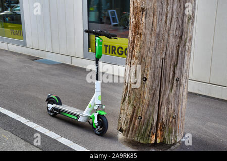 Zürich, Schweiz, 11.14.2019: Moderne, Electric Lime Gemeinschafts-Roller in der Nähe einer Amtsleitung auf den Straßen von Zürich Stockfoto