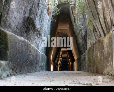 Bacoli, Neapel. 20. September 2019. Der Eingang zum berühmten Höhle des Cumaean Sibyl, die Priesterin des Orakel des Apollo. Stockfoto