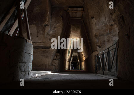 Bacoli, Neapel. 20. September 2019. Der Eingang zum berühmten Höhle des Cumaean Sibyl, die Priesterin des Orakel des Apollo. Stockfoto