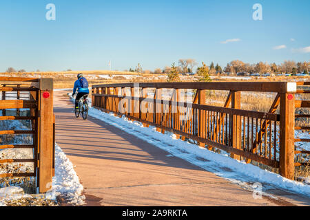 Winter das Pendeln mit dem Fahrrad auf einer der zahlreichen Radwege in Fort Collins, Colorado, Erholung und pendeln Konzept Stockfoto