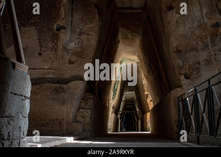 Bacoli, Neapel. 20. September 2019. Der Eingang zum berühmten Höhle des Cumaean Sibyl, die Priesterin des Orakel des Apollo. Stockfoto