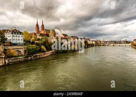 Altstadt von Basel mit Munster Dom und der Rhein in der Schweiz Stockfoto