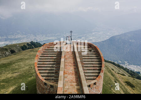 Antenne drone Schuß von Kreuz der Kapelle Santa Maria degli Angeli auf dem Monte Tamrao Stockfoto