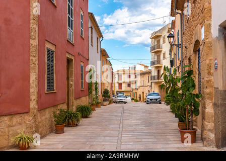 Mallorca, Spanien - Mai 10,2019: Schöne Architektur der Altstadt von Alcudia auf Mallorca. Stockfoto