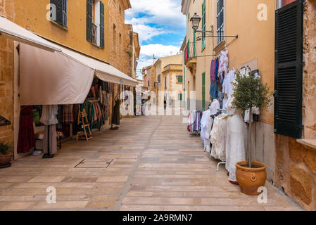 Mallorca, Spanien - Mai 10,2019: Straße mit Geschäften und Restaurants in der Altstadt von Alcudia auf Mallorca. Stockfoto