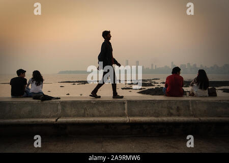 Menschenmassen versammeln sich auf Marine Drive bei Sonnenuntergang in Mumbai, Indien, als der Prinz von Wales besucht das Land diese Woche. PA-Foto. Bild Datum: Donnerstag, November 14, 2019. Siehe PA Geschichte Royal Indien. Photo Credit: Victoria Jones/PA-Kabel Stockfoto