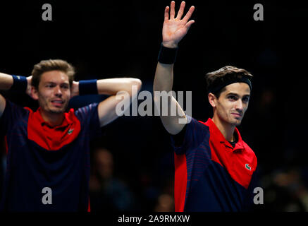 London, Großbritannien. 17. Nov 2019. Pierre-Hughes Herbert und Nicolas Mahut feiert sie während in Aktion Gewinn während verdoppelt Meisterschaft finale Pierre-Hughes Herbert und Nicolas Mahut (FRA) gegen Raven Klaasen (RSA) und Michael Venus (NZL) International Tennis - Nitto ATP World Tour Finals Tag 8 - Dienstag, 17. November 2019 - O2 Arena - London Credit: Aktion Foto Sport/Alamy leben Nachrichten Stockfoto