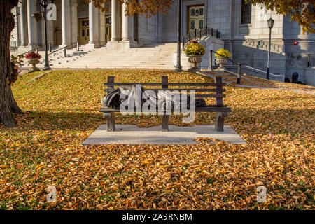 Obdachlose Jesus Bronze Skulptur, die von Timothy S. Schmalz 2017 vor der Basilika der Heiligen Maria in der Innenstadt von Minneapolis, Minnesota gewidmet Stockfoto