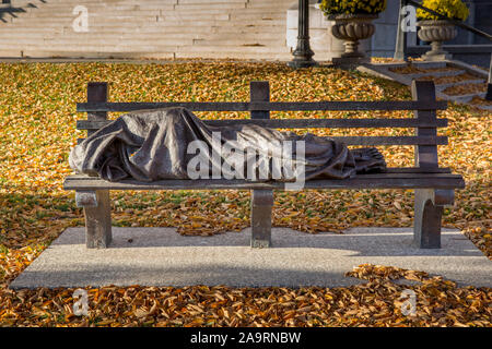 Obdachlose Jesus Bronze Skulptur, die von Timothy S. Schmalz 2017 vor der Basilika der Heiligen Maria in der Innenstadt von Minneapolis, Minnesota gewidmet Stockfoto