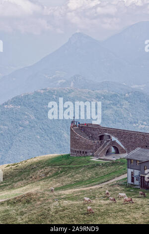 Ticino, Schweiz - August 5, 2019: Besucher genießen Kapelle Santa Maria degli Angeli auf dem Monte Tamaro Stockfoto