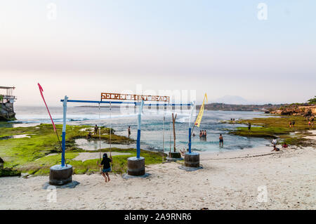 Menschen spielen, Strand, geheime Point Beach, Nusa Ceningan, Bali, Indonesien Stockfoto