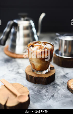 Vietnamesische coconut Eiskaffee im Glas serviert auf Holz Tafel auf dunklem Hintergrund Kopie Raum Stockfoto