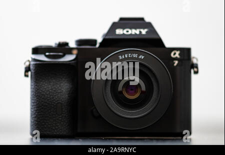 Sony spiegellosen Kamera mit 35 mm Objektiv in Photo Studio Bukarest, Rumänien, 2019 Stockfoto