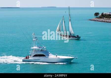 Die Fischen Yacht und ein Segelboot vorbei in der Nähe von Key West (Florida). Stockfoto