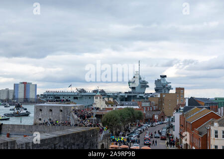 HMS Prince of Wales Ankunft in Portsmouth ihr neues Zuhause. Menschenmassen versammelt an einem kalten November Nachmittag die massive Kriegsschiff zu begrüßen. Stockfoto