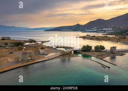 Den berühmten Kanal von Elounda mit den Ruinen der alten Brücke, Kreta, Griechenland. Stockfoto