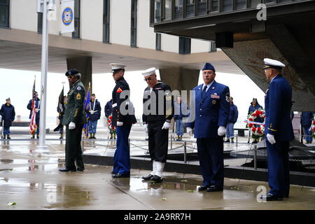 Viele Veteranen alle über Wisconsin, Veterans Day Parade kommen - Ehre unsere Militärische Zeremonie Service bei Milwaukee County War Memorial. Stockfoto