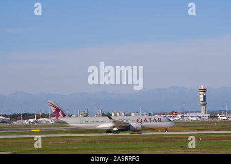 Mailand, Malpensa, Italien, ca. 10/2019. Quatar Airbus A 350-941 Flugzeug rollen auf den Malpensa Flughafen Landebahn. Im Hintergrund der Control Tower. Stockfoto