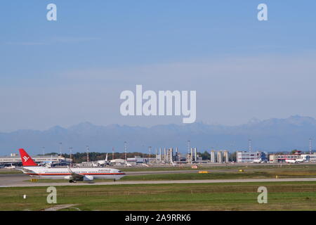 Mailand, Malpensa, Italien, ca. 10/2019. Air Italy Boeing 737-800 Flugzeug auf dem Flughafen Malpensa Landebahn. Im Hintergrund die Stromversorgung und die Temperaturregelung plan Stockfoto