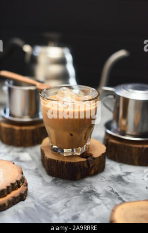 Vietnamesische Kokosnuss Kaffee mit Eis auf Holz Tafel auf dunklem Hintergrund Kopie Raum serviert. Stockfoto