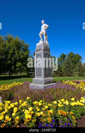 Commemorative Statue von Hugh Cairns (Fußball Spieler und Soldat im Jahre 1918 während des Zweiten Weltkriegs getötet I), Verwandten Park, Saskatoon, Saskatchewan, Kanada Stockfoto