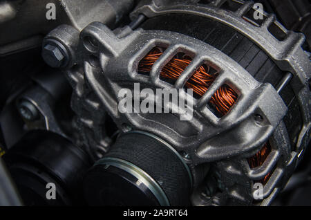 Foto von einem Auto Generator. Auto Teile unter die Motorhaube eines Autos. Stockfoto