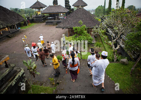 BALI, Indonesien - 04. März 2013: Der Hinduismus Männer die Angebote in Besakih Tempel. Dieser Tempel ist als Mutter Tempel bekannt und ist die größte und im Stockfoto