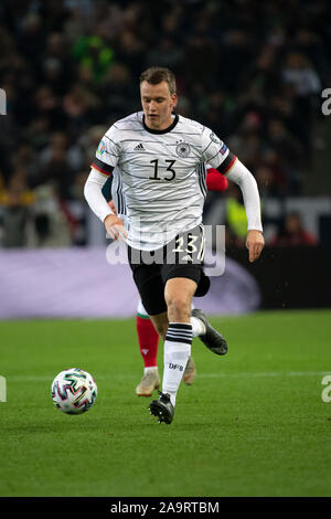 16 November 2019, Nordrhein-Westfalen, Mönchengladbach: Fußball: EM-Qualifikation, Deutschland - Belarus, Gruppenphase, Gruppe C, 9. Spieltag im Borussia Park. Deutschlands Lukas Klostermann spielt den Ball. Foto: Federico Gambarini/dpa Stockfoto