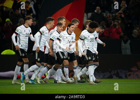 16 November 2019, Nordrhein-Westfalen, Mönchengladbach: Fußball: EM-Qualifikation, Deutschland - Belarus, Gruppenphase, Gruppe C, 9. Spieltag im Borussia Park. Die deutschen Spieler feiern ein Ziel. Foto: Federico Gambarini/dpa Stockfoto