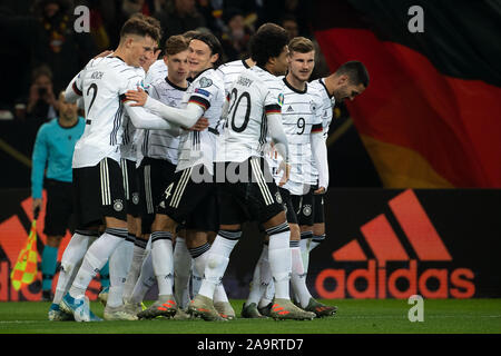 16 November 2019, Nordrhein-Westfalen, Mönchengladbach: Fußball: EM-Qualifikation, Deutschland - Belarus, Gruppenphase, Gruppe C, 9. Spieltag im Borussia Park. Die deutschen Spieler feiern ein Ziel. Foto: Federico Gambarini/dpa Stockfoto