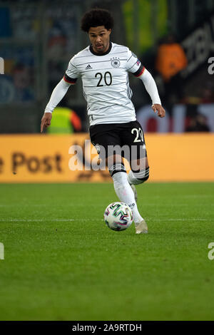 16 November 2019, Nordrhein-Westfalen, Mönchengladbach: Fußball: EM-Qualifikation, Deutschland - Belarus, Gruppenphase, Gruppe C, 9. Spieltag im Borussia Park. In Deutschland Serge Gnabry spielt den Ball. Foto: Federico Gambarini/dpa Stockfoto