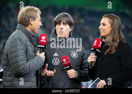 16 November 2019, Nordrhein-Westfalen, Mönchengladbach: Fußball: EM-Qualifikation, Deutschland - Belarus, Gruppenphase, Gruppe C, 9. Spieltag im Borussia Park. Deutschlands Bundestrainer Joachim Löw (M) wird von RTL Moderatoren Jürgen Klinsmann (l) und Laura Wontorra ist interviewt. Foto: Federico Gambarini/dpa Stockfoto