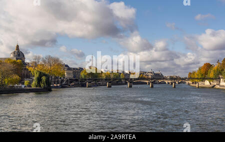 Seine River Crossing Paris. In der Nähe liegende Brücke Pont des Arts auf der linken Seite sie Kuppel des Institut de France und der Eiffelturm in der Ferne sehen können Stockfoto