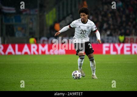 16 November 2019, Nordrhein-Westfalen, Mönchengladbach: Fußball: EM-Qualifikation, Deutschland - Belarus, Gruppenphase, Gruppe C, 9. Spieltag im Borussia Park. In Deutschland Serge Gnabry spielt den Ball. Foto: Federico Gambarini/dpa Stockfoto