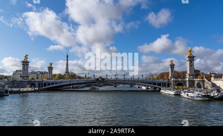 Pont Alexandre III vom Boot aus gesehen. In der Ferne ist der Eiffelturm. Die extravaganten Brücke von Paris. Stockfoto