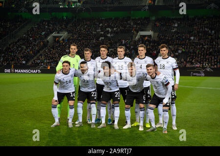 16 November 2019, Nordrhein-Westfalen, Mönchengladbach: Fußball: EM-Qualifikation, Deutschland - Belarus, Gruppenphase, Gruppe C, 9. Spieltag im Borussia Park. Das deutsche Team vor dem Spiel. Foto: Federico Gambarini/dpa Stockfoto