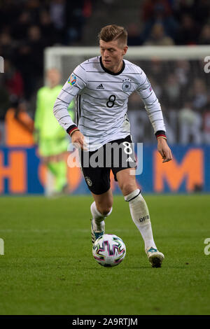 16 November 2019, Nordrhein-Westfalen, Mönchengladbach: Fußball: EM-Qualifikation, Deutschland - Belarus, Gruppenphase, Gruppe C, 9. Spieltag im Borussia Park. In Deutschland Toni Kroos spielt den Ball. Foto: Federico Gambarini/dpa Stockfoto