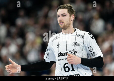 Kiel, Deutschland. 17. Nov, 2019. Handball: Bundesliga, THW Kiel - TSV Hannover-Burgdorf, 13. Spieltag. Kieler Hendrik Pekeler Beifall für ein Ziel. Credit: Frank Molter/dpa/Alamy leben Nachrichten Stockfoto