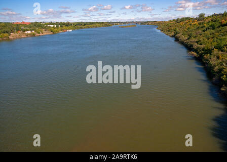 Der South Saskatchewan River fließt durch Saskatoon, Saskatchewan, Kanada Stockfoto