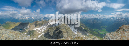 Panoramablick, 180-Grad von der Gipfel von Picco Palu' in Prettau über den Italienischen und Österreichischen Alpen. Majestätische Aussicht auf die schroffen, felsigen Gipfeln. Stockfoto