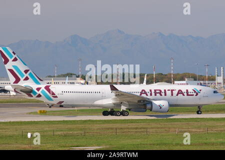 Mailand, Malpensa, Lombardei, Italien. Über 10/2019. Air Italy Airbus Airbus A 330-202 Flugzeug auf dem Flughafen Malpensa Landebahn. Im Hintergrund der Buil Stockfoto