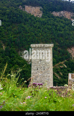 Restaurierte Khoi Wohnturm, XIV-XVI Jahrhunderten auf dem Gebiet der Beilegung des gleichen Namens. Auf dieser Turm ist mit einem soliden m gekrönt. Stockfoto