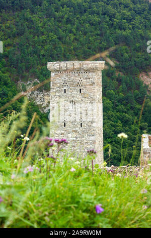 Restaurierte Khoi Wohnturm, XIV-XVI Jahrhunderten auf dem Gebiet der Beilegung des gleichen Namens. Auf dieser Turm ist mit einem soliden m gekrönt. Stockfoto