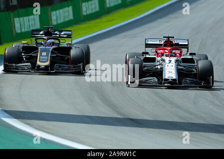 17. November 2019; Autodromo Jose Carlos Pace, Sao Paulo, Brasilien; Formel 1 Brasilien Grand Prix Rennen Tag, Kimi Räikkönen (FIN) Alfa Romeo Racing C38 und Romain Grosjean (FRA) Haas F1 Team VF-18 - Redaktionelle Verwendung Stockfoto