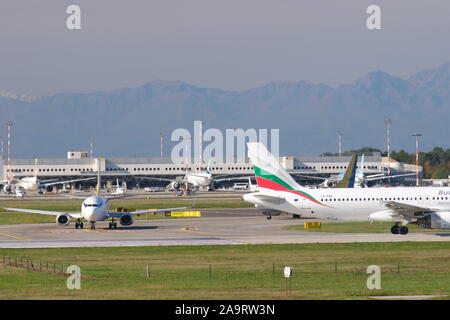 Mailand, Malpensa, Lombardei, Italien. Über 10/2019. Bulgaria Air Embraer 190/195 Flugzeug auf dem Flughafen Malpensa Landebahn. Im Hintergrund die buildin Stockfoto