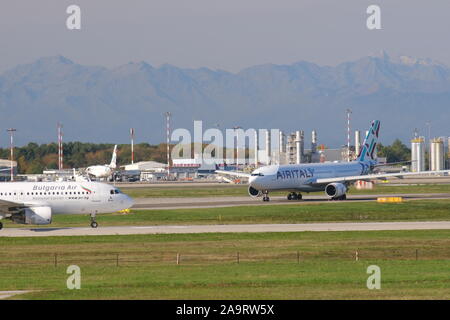 Mailand, Malpensa, Lombardei, Italien. Über 10/2019. Bulgaria Air Airbus A 320-214 Flugzeug auf dem Flughafen Malpensa Landebahn. Im Hintergrund die buildi Stockfoto