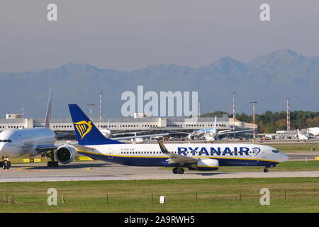 Mailand, Malpensa, Lombardei, Italien. Über 10/2019. Ryanair Boeing 737-800 Flugzeug auf dem Flughafen Malpensa Landebahn. Hinter Easyjet Airbus Flugzeug land Stockfoto